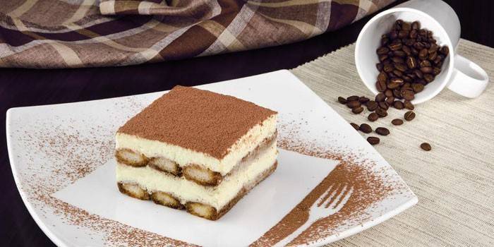 Postre italiano clásico tiramisú en un plato