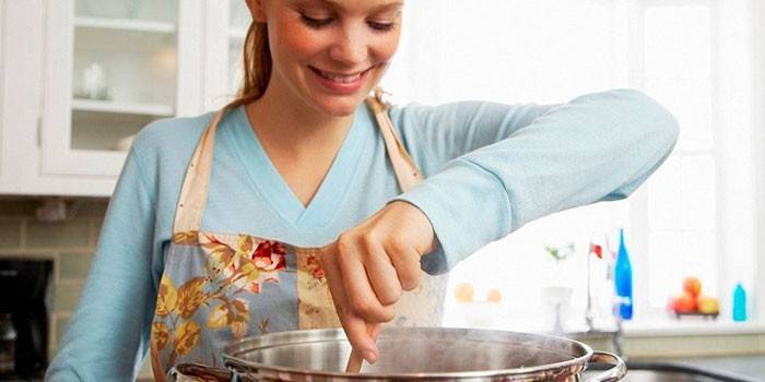 Menina cozinha na cozinha