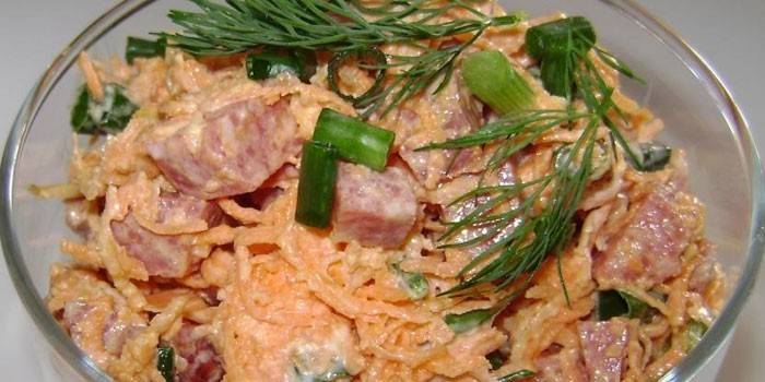 Ensalada coreana de zanahoria con chorizo ​​ahumado