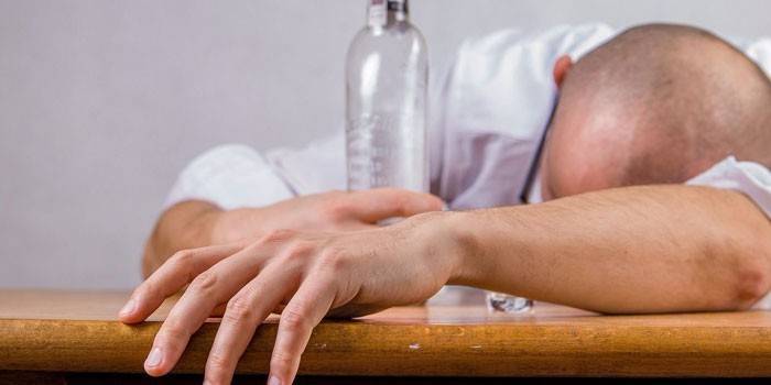 Homem, com, um, garrafa álcool