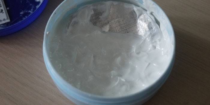 Crema en un tarro de plástico