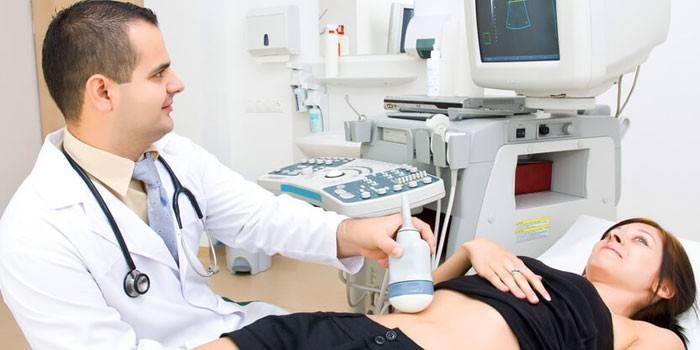 Lekár vykonáva ultrazvukové vyšetrenie pacienta