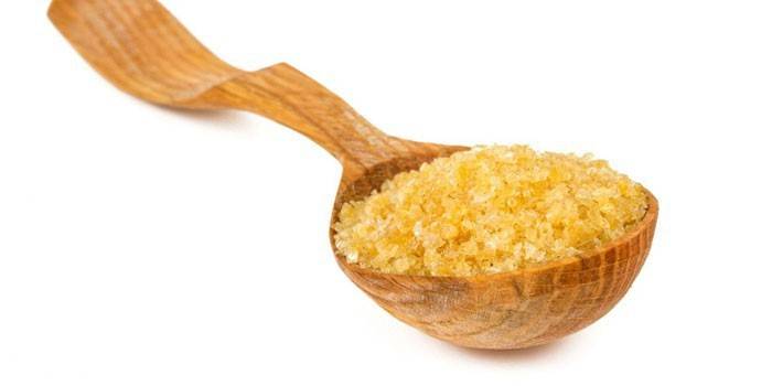 Gelatina em uma colher de pau