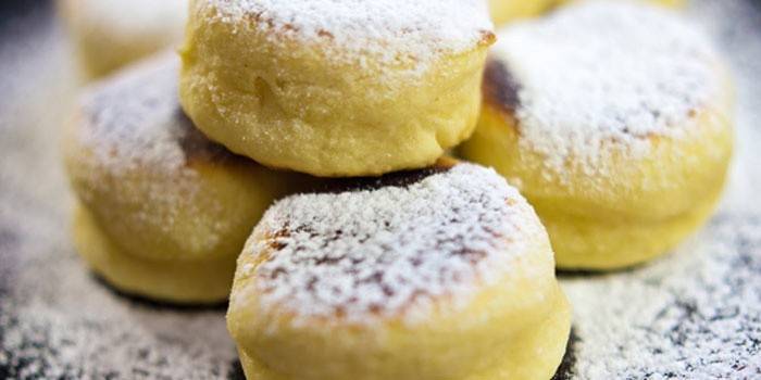 Biscoitos polvilhados com açúcar em pó