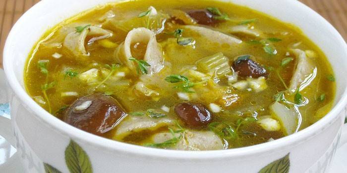 Sopa de cogumelos com macarrão de ovos caseiros