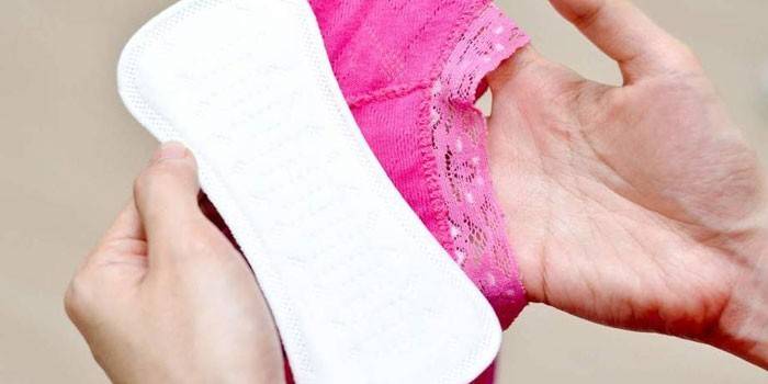 Calzoncillos y colocación diaria en manos de una mujer.