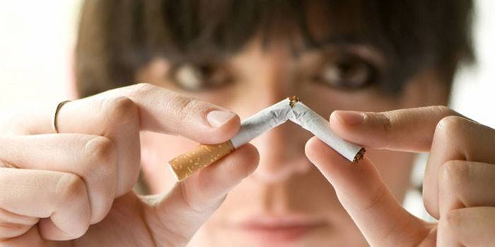 Dievča láme cigaretu