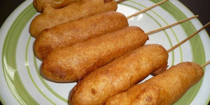 Salsichas fritas em massa
