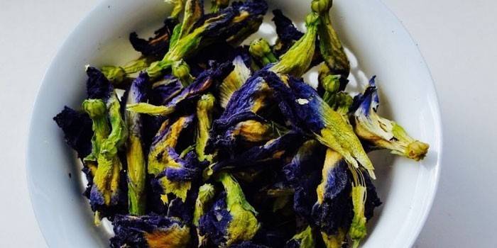 Sucha purpurowa herbata Chang Shu w talerzu