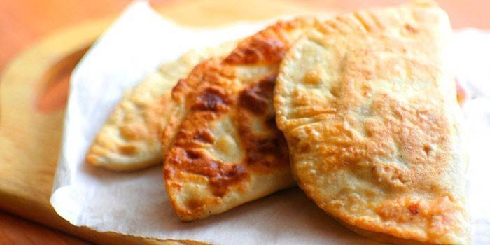 Chebureks cocinados según la receta de Crimea