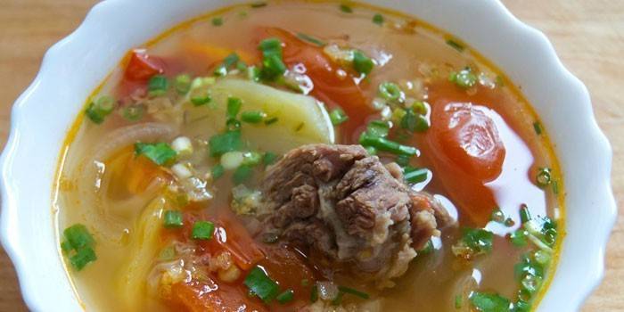 Sopa com legumes e carne de vaca
