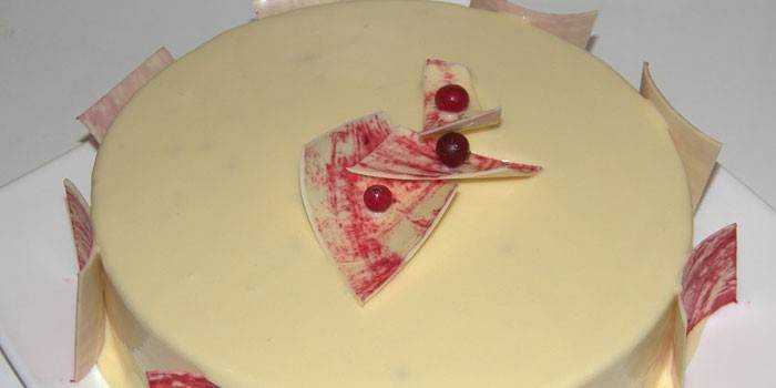 Pastel cubierto con glaseado de chocolate blanco brillante