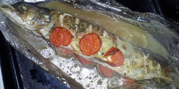 Lucio al horno en una bandeja para hornear