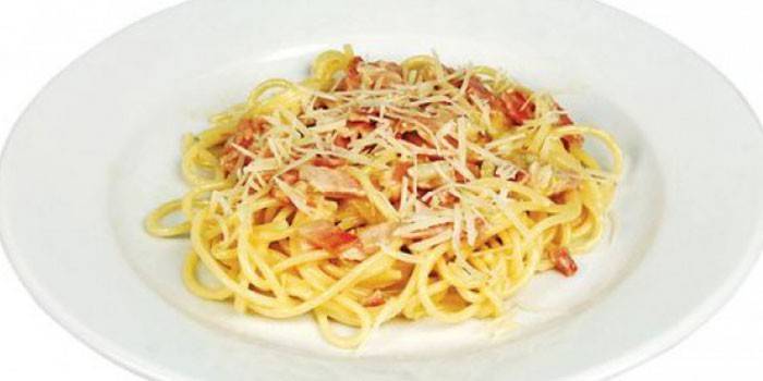 Staghetti de frango defumado