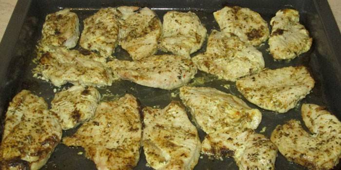 Bifes de peru em uma assadeira