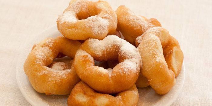 Pączki z otworem posypane cukrem pudrem