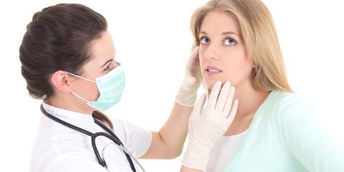 O médico examina o paciente