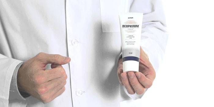 Um homem tem na mão um tubo com creme Psoril