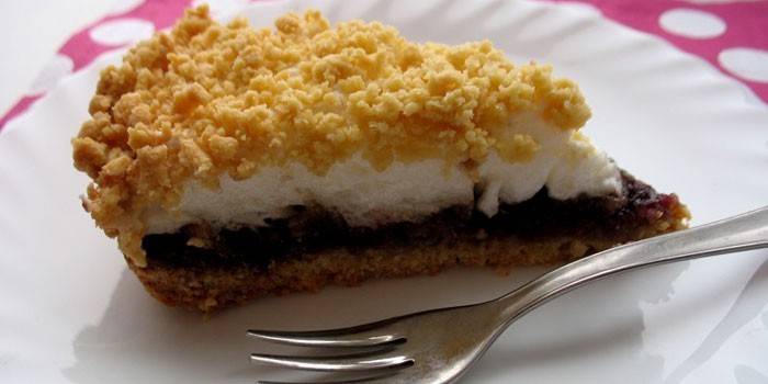 Postre con mermelada y merengue