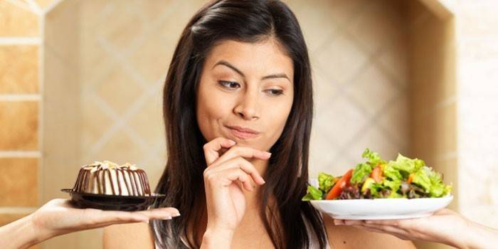 Garota escolhe entre sobremesa e salada