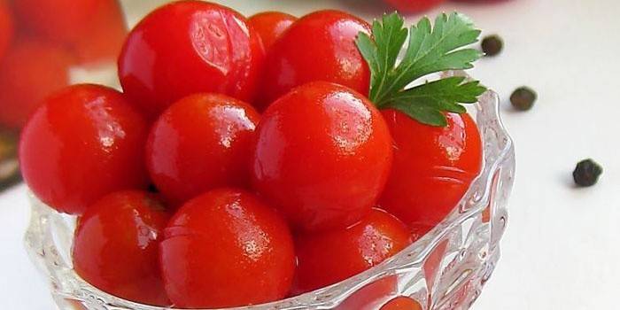 Hotové nakladané cherry paradajky v šalátovej mise