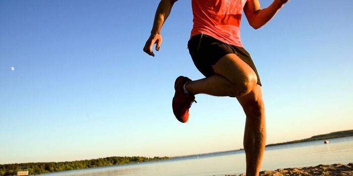 El hombre se dedica a correr a intervalos.