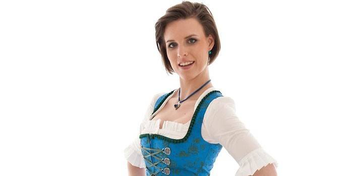Chica en traje nacional alemán