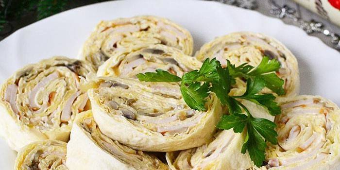 Roladki Pita nadziewane paluszkami krabowymi z pieczarkami i serem