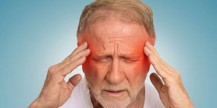 Un hombre tiene dolor de cabeza