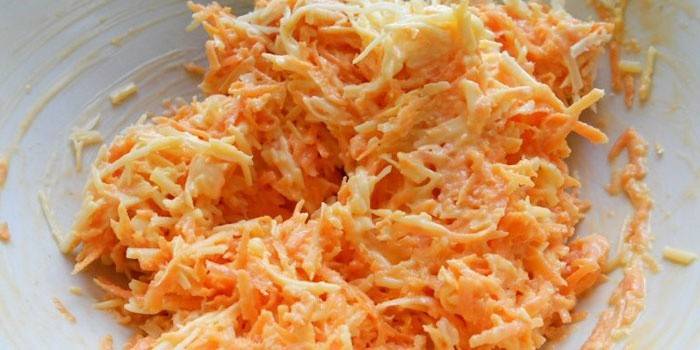Cenoura ralada com queijo e maionese