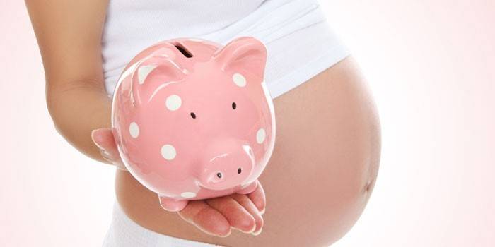 Menina grávida com um cofrinho