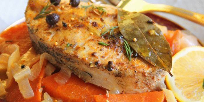 Bife com legumes sob a marinada
