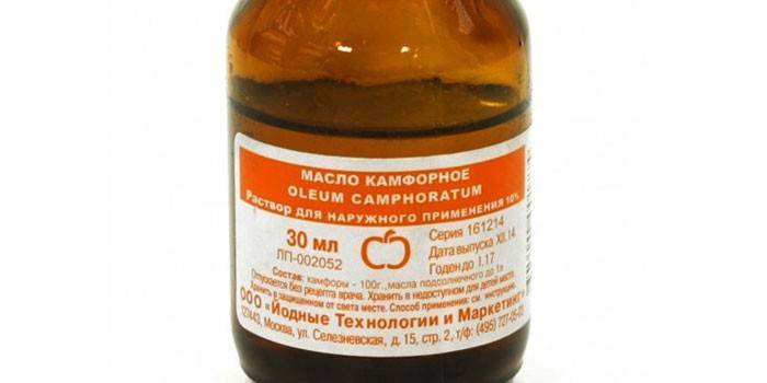 Aceite de alcanfor en una botella