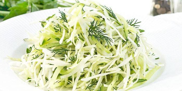 Salada de repolho com pepino fresco