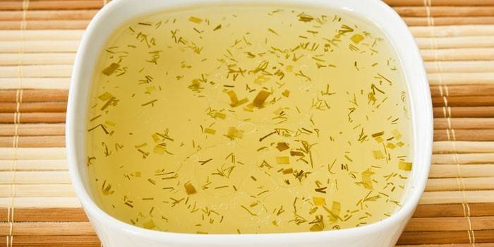 Caldo de peixe com ervas