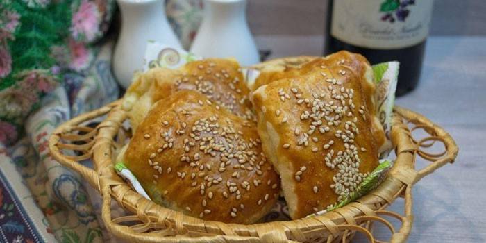 Puff khachapuri com queijo e recheio de gergelim