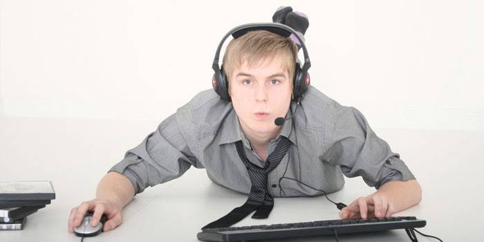 El chico está jugando un juego de computadora