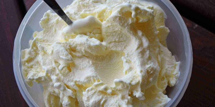 Kaymak na tanieri