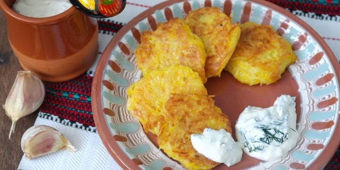 Tortitas de papa y calabaza con crema agria
