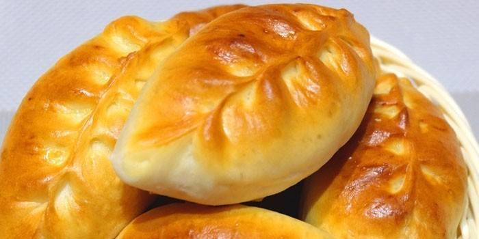 Pečené koláče plnené jablkami a škoricou