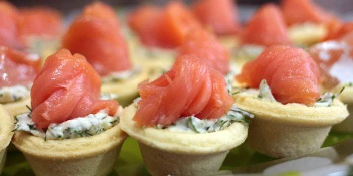 Tartaletas de crema cuajada y salmón