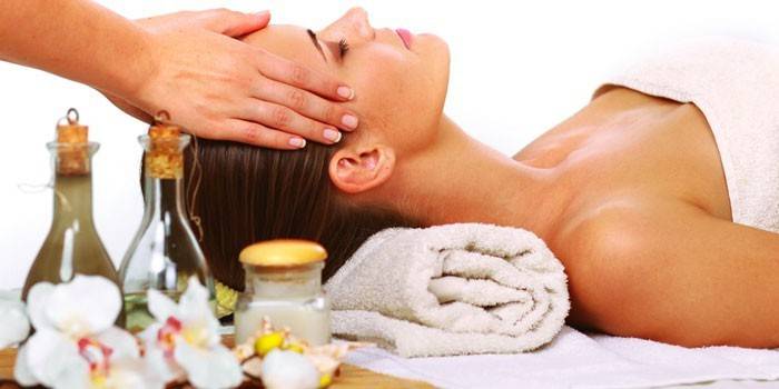 Uma menina recebe uma massagem na cabeça