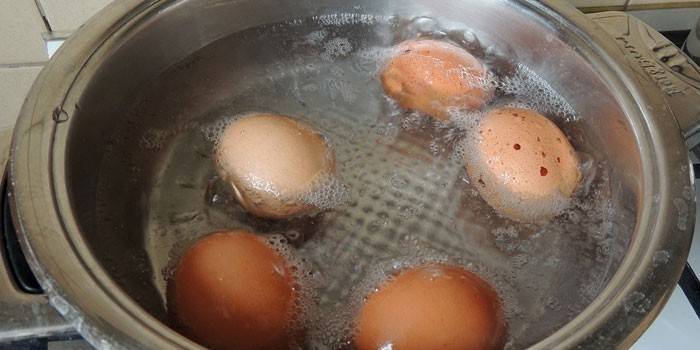 Ovos fervidos em água fervente.
