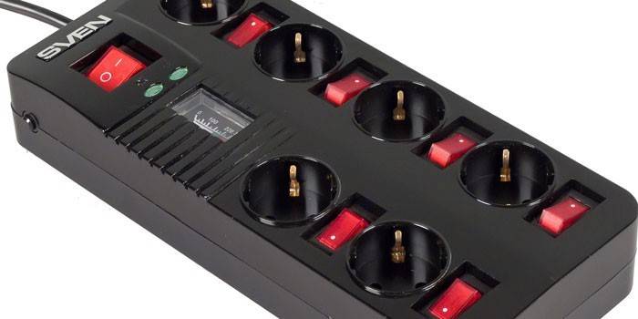 Filtro de energia com um interruptor em cada tomada e um indicador de energia