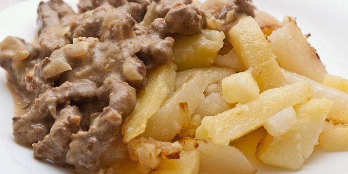 Stroganoff de res de hígado de res en salsa de crema agria con papas fritas