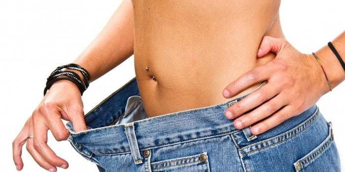 Chica en jeans grandes