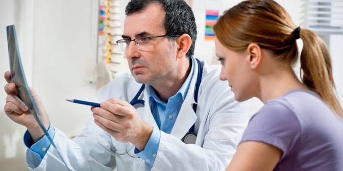 Garota na consulta do médico