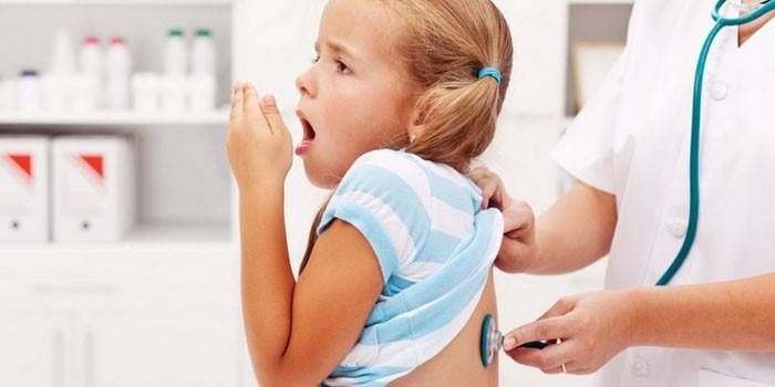 El doctor escucha fonendoscopio de chicas ligeras