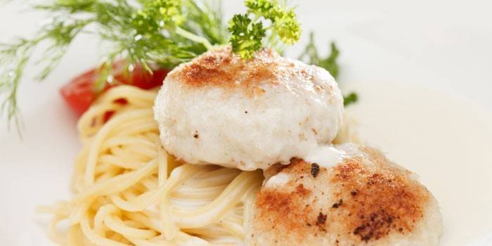 Pulpety z kurczaka z surowym spaghetti