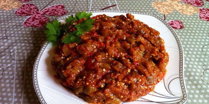 Berenjena caviar en un plato
